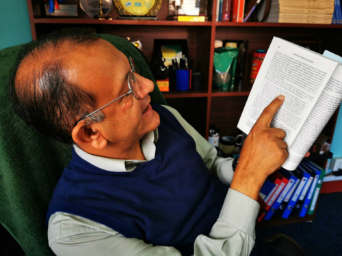 　　尤巴拉杰告诉记者，他拜读过《习近平谈治国理政》4遍，深感中国发展经验和治国理政经验对尼泊尔当今发展非常有借鉴意义。他向不少当地官员推荐了这本书，建议他们读两遍以上。他还在个人著作中高度评价中国“一带一路”倡议。新华社记者毛鹏飞摄