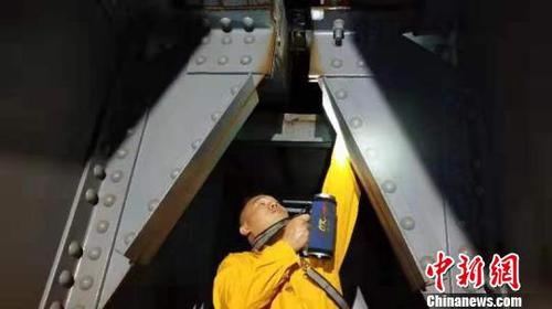 玉林工务段工人连夜巡视铁路线路、检查桥梁，排除安全隐患?！√饭┩?摄