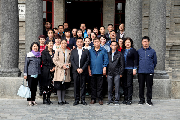 区政协党员干部在北大红楼前合影