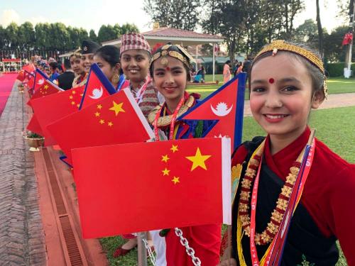 2019年10月12日，尼泊尔首都加德满都特里布万国际机场，尼泊尔姑娘站在红地毯一侧，热烈欢迎中国国家主席习近平来访。新华社记者高洁摄