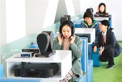 人们在音乐图书馆聆听音乐。刘 筝摄(人民视觉)