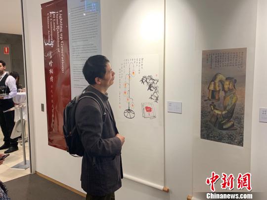观众欣赏画作?！》?摄