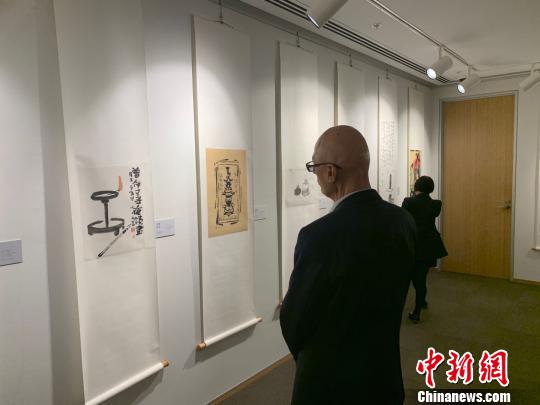 观众欣赏画作?！》?摄