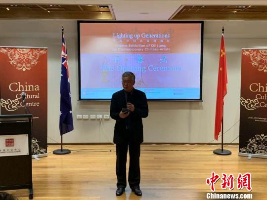 陈履生美术馆及油灯博物馆馆长陈履生介绍作品。　樊南 摄