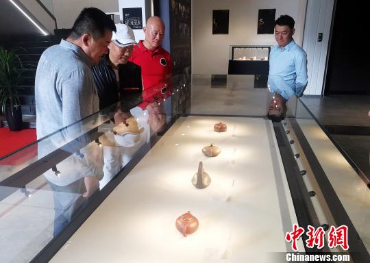 “吕门紫砂一一粤港澳大湾区艺术巡展”在广州1978美术馆开启?！〕叹拔?摄