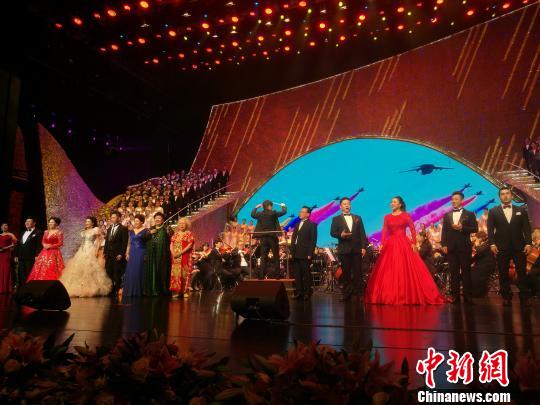 著名女高音歌唱家、声乐教育家郭淑珍担任音乐会音乐总监、声乐指导，著名作曲家、声乐教育家姚峰担任指挥。　郑小红 摄