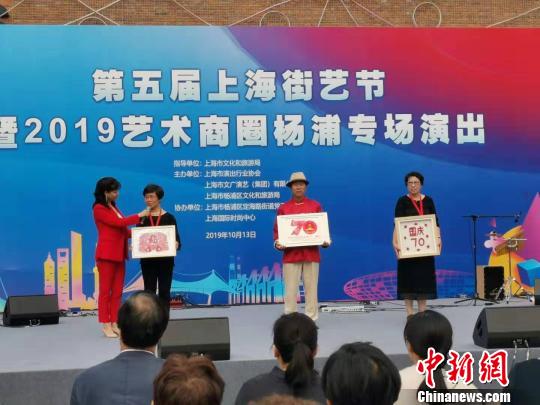 手工艺者李雄刚、何培华、汪巧妹等手工艺者下月将赴澳门参加“庆祝澳门回归20周年”展示活动。　陈静 摄