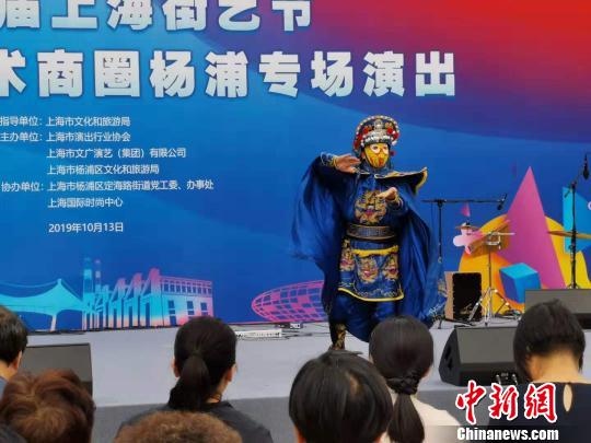 动态非遗表演“变脸”获得掌声阵阵?！〕戮?摄