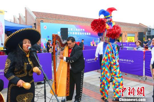 外国街头艺人精彩表演。　诸德清 摄