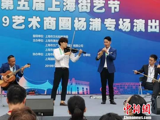 中韩街头艺人共同深情演奏《梁祝》。　陈静 摄