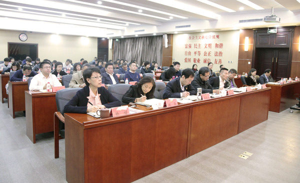 党员干部认真听取党课报告