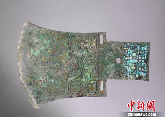 嵌绿松石青铜钺。国家博物馆供图