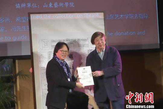 冯骥才向王力克颁发捐赠证书?！≌诺勒?摄