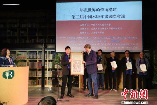 各地年画文博机构及民间收藏家赠送古版年画作品?！≌诺勒?摄