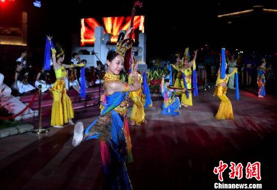 10月15日，第六届丝绸之路国际电影节在福州开幕，电影展映、电影论坛、电影市场交流等六大主体活动、95项配套活动将陆续展开，持续至10月20日。图为舞蹈《飞天》表演助兴开幕式?！÷烂?摄