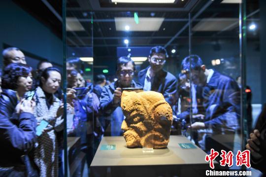 观众观看红山文化文物?！∮诤Ｑ?摄