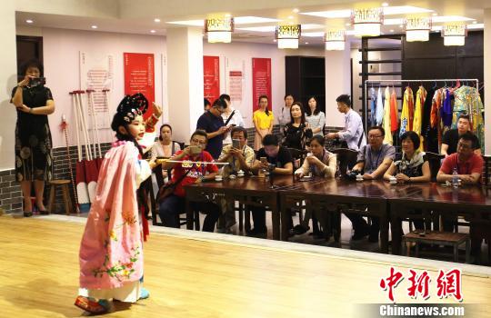 海外华文媒体高层在观看粤剧表演?！≈炝?摄