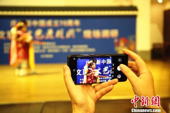 观众在拍摄粤剧表演。　朱柳融 摄