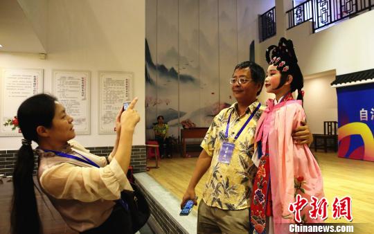 海外华文媒体高层与小演员合影?！≈炝?摄