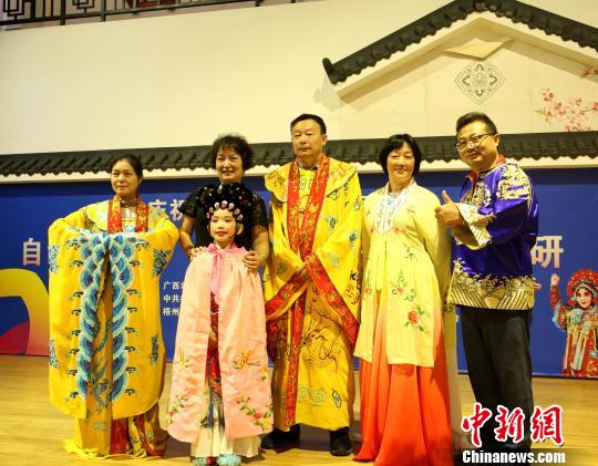 海外华文媒体高层体验粤剧。　朱柳融 摄