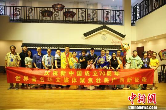 海外华文媒体高层与梧州粤剧团演员合影。　朱柳融 摄