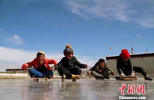 图为最佳作品《滑冰车》。主办方供图