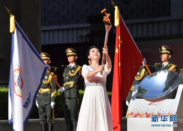 3、2019年8月1日，采火使者方铭璐点燃采火棒。