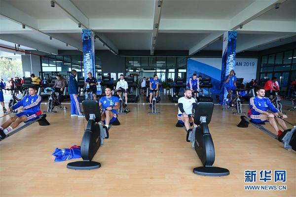 8、2019年10月16日，运动员在军运村内的健身中心锻炼