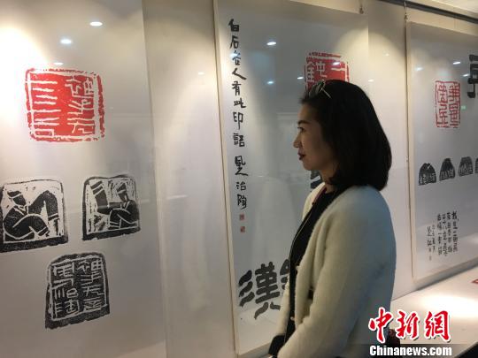 古稀老人刻刀下“印”证70载家国情怀