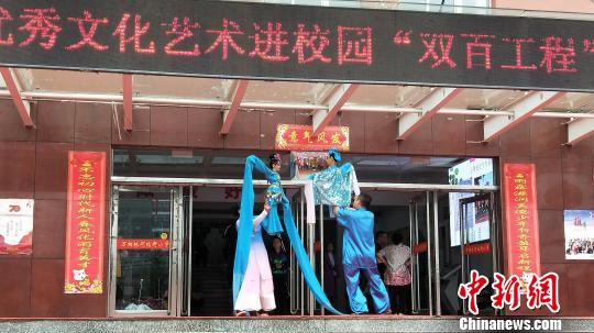 现在通过非遗进校园、进社区、进军营、送戏下乡等涉及多个领域的活动，与大家互动。　吴琼 摄