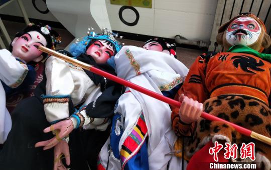 摆放整齐的杖头木偶。　吴琼 摄