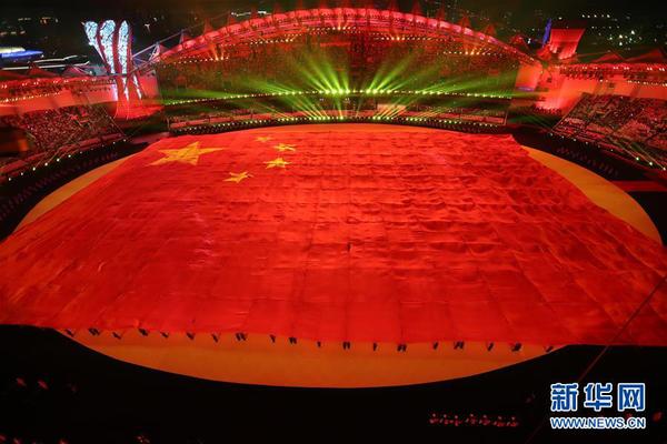 10月18日，第七届世界军人运动会开幕式在武汉体育中心举行。这是开幕式现场展示的巨幅中华人民共和国国旗。 新华社记者 李尕 摄