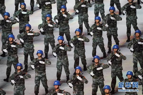 10月18日，第七届世界军人运动会开幕式在武汉体育中心举行。这是头戴蓝盔、手握钢枪的中国维和士兵在开幕式上表演。新华社记者 陈晔华 摄