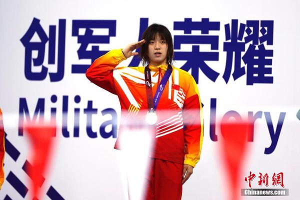 10月20日，第七届世界军人运动会水上救生比赛。中国选手吴惠敏以33秒93摘女子50米假人救生决赛金牌。中新社记者 富田 摄