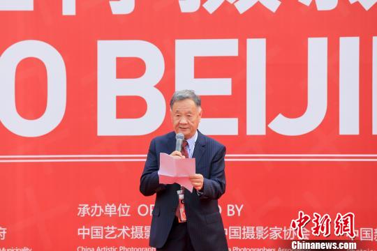 19日，北京国际摄影周2019组委会执行主席、中国艺术摄影学会主席杨元惺在北京国际摄影周2019开幕式上致辞 主办方供图