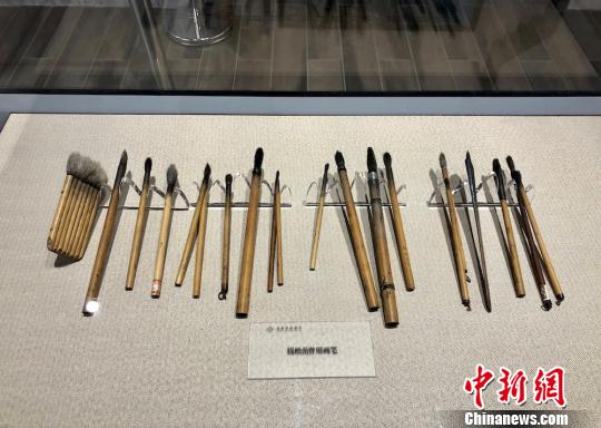 钱松喦使用过的画笔?！∷锶?摄