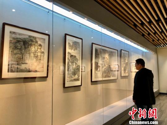 图为展出的钱松喦真迹?！∷锶?摄