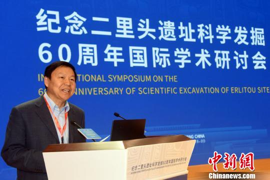 许宏研究员主持纪念二里头遗址科学发掘60周年国际学术研讨会。　孙自法 摄