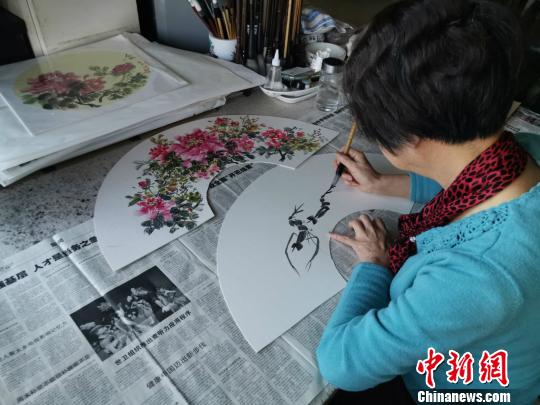 姚申玉在画虾 施紫楠 摄