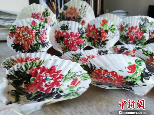 姚申玉的贝壳画 施紫楠 摄