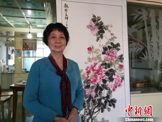 姚申玉与国画合影 施紫楠 摄