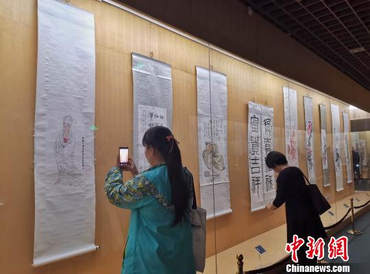 图为观众走进潍坊市博物馆，参观齐白石百幅书画作品展。　赵晓 摄