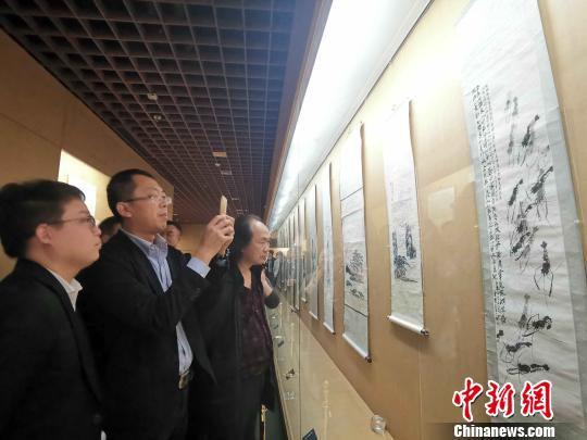 此次展览较为全面地呈现了齐白石在不同创作阶段的艺术特点。　赵晓 摄