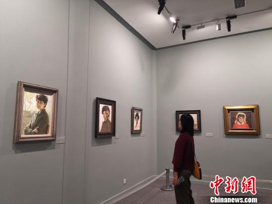 图为观众参观，“时代的印记——靳尚谊油画与素描作品展”?！≌韵?摄