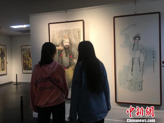 观众观看展览?！「哂昵?摄
