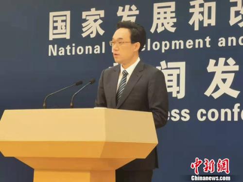 国家发改委新闻发言人袁达。谢艺观 摄