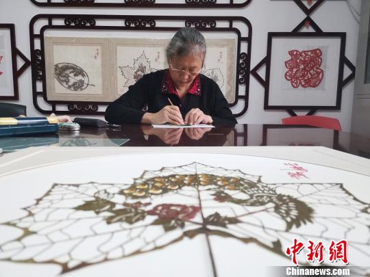 法桐、紫荆、银杏、冬青等树木的叶子在她的巧手雕刻下皆华丽变身。春燕剪柳、龙凤呈祥、鸳鸯戏水、螳螂捕蝉……年逾花甲的都婉莉近20年创作了上千幅作品?！∷锖觇?摄