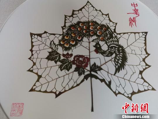 图为，都婉莉创作的拼色叶雕作品?！∷锖觇?摄