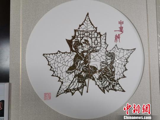 “汉妃抱娃窗前耍，巧剪桐叶照窗纱”……历史故事跃然叶雕作品之上?！∷锖觇?摄