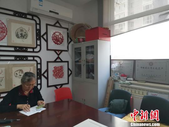 图为，都婉莉正在其工作室进行创作。　孙宏瑗 摄